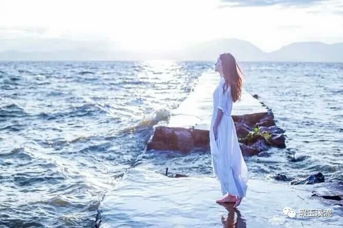 文/屏海临风 怎能忘 我怎能忘怀 为什么我得眼里总是蓄满泪水 我以为