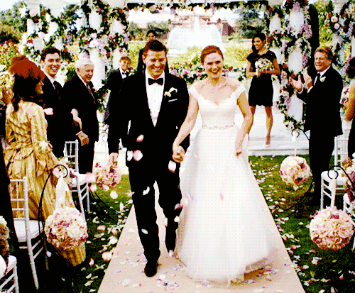 礼炮鸣放 喜气洋洋 司仪的一声声高喊 一拜天地 二拜高堂 夫妻对拜 巧