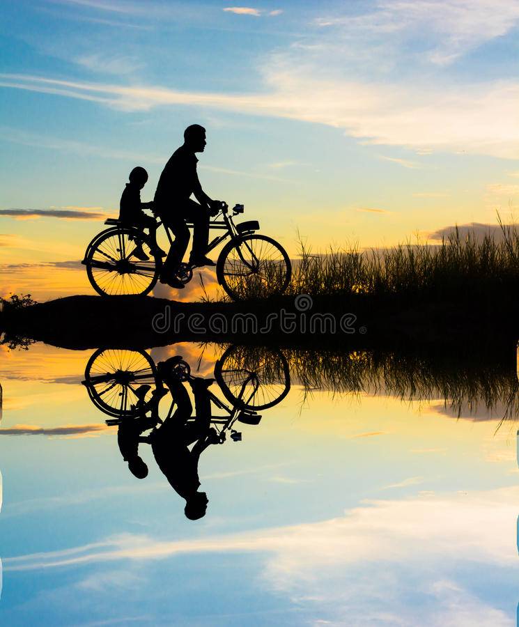 骑自行车的人家庭剪影父亲和儿子-79487113.
