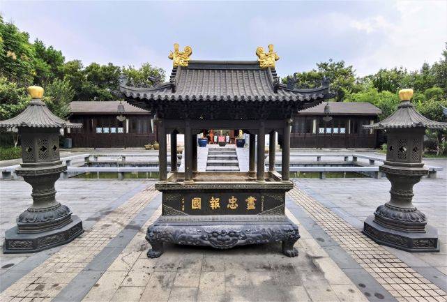 瞻拜岳王祠