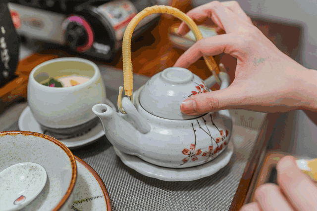 好了半壶茗茶 贪婪的不速之客 我尽量满足她的心情 举杯与君敲响五更