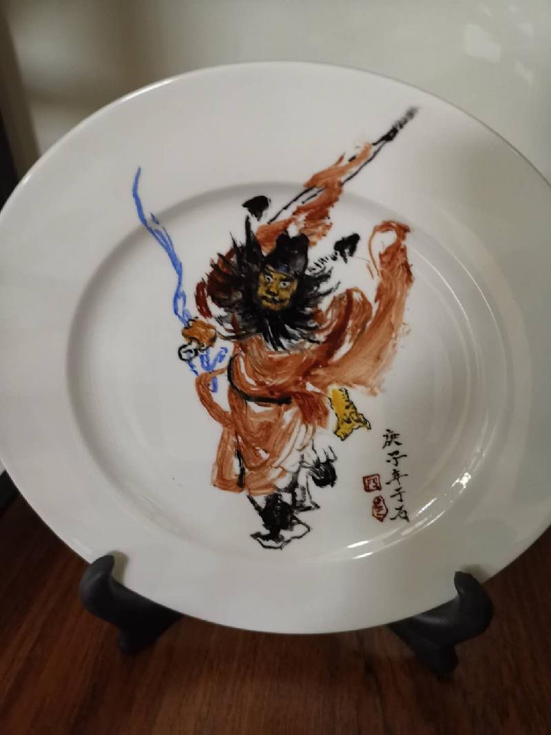 吴金珂女士手绘新彩瓷器