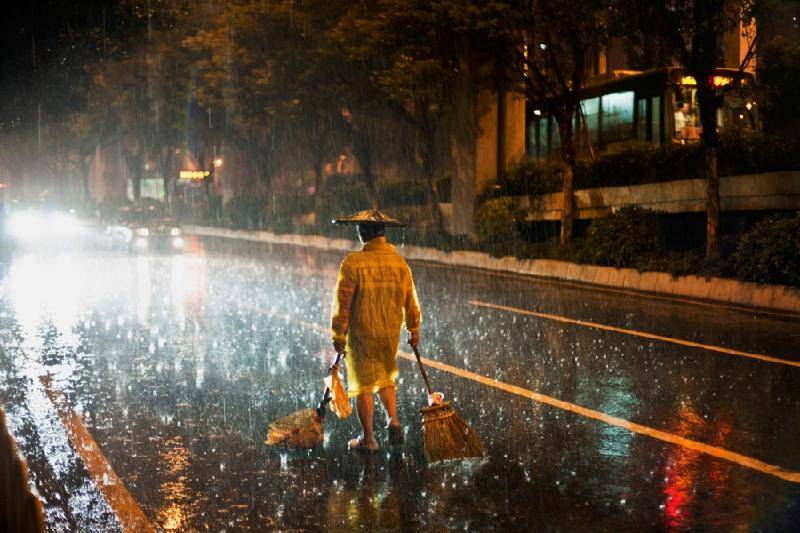 七绝-暴雨中的环卫工人感怀 文/张怀成