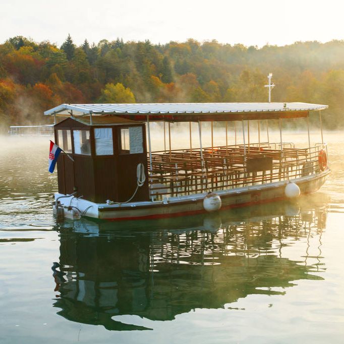 每日写一诗《南湖红船》