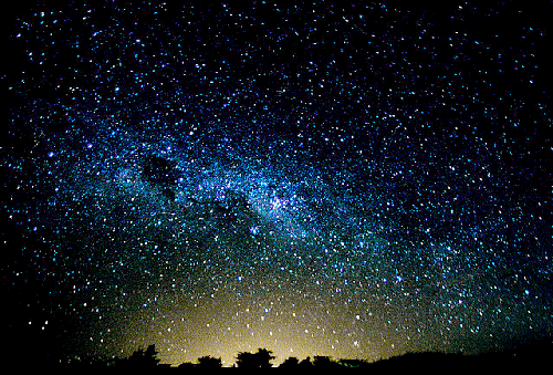 静谧的夜晚,我仰望星空,一颗颗宝石般的星星镶嵌在蓝黑色的天幕