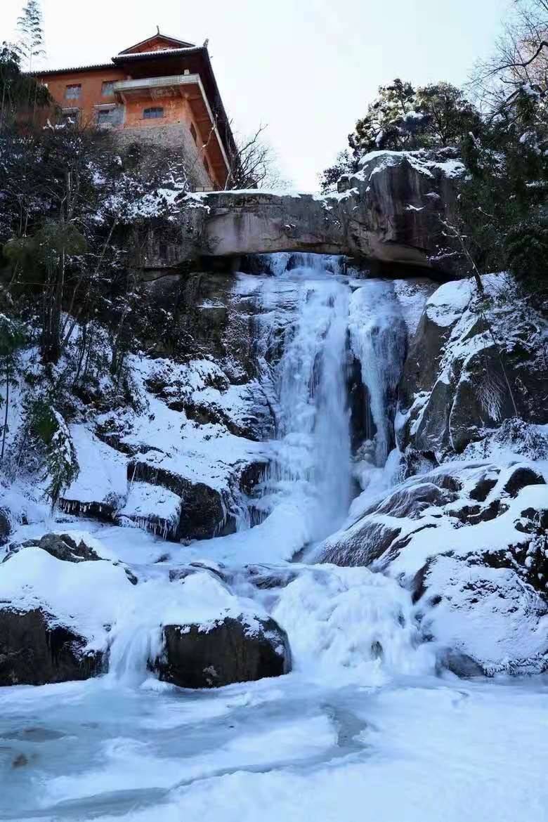 文/浙江朱守平 石梁冰挂,琼台雪砌,美在天台山上.