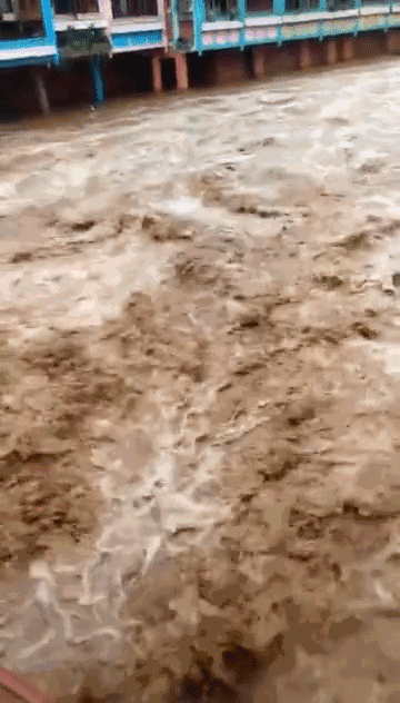 波涛汹涌,山崩地裂,浊浪滔天.洪水犹如疯狂的野马,冲过大坝,漫过小桥.