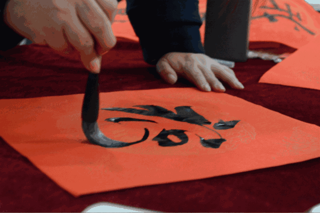 刻苦练习数十载,横撇竖捺功夫扎. 毛笔字体堪优秀,硬笔书法成一家.