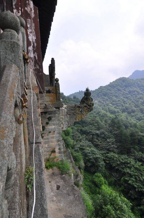 七律  游武当山天柱峰