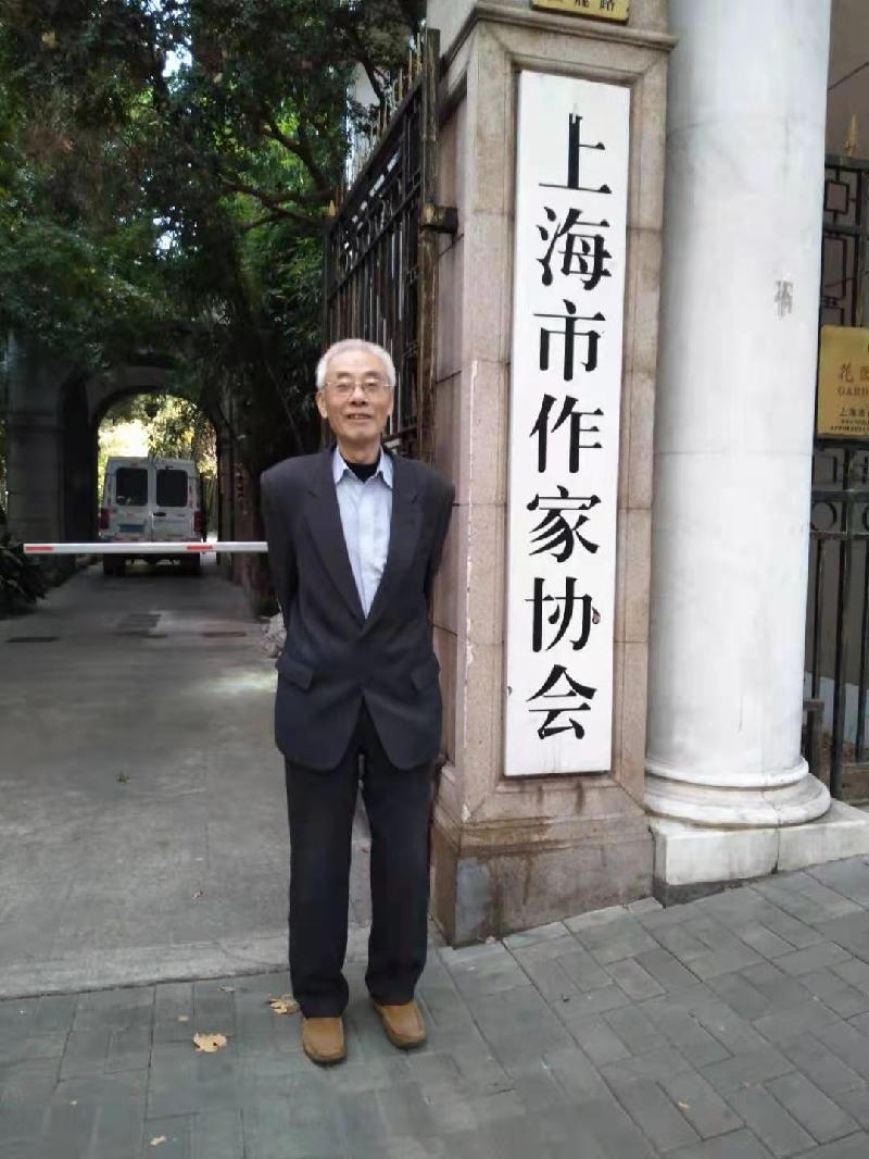 注射疫苗排长队 文/陈柏有(上海)制作 冰心*幽蓝【冰心文化传媒】