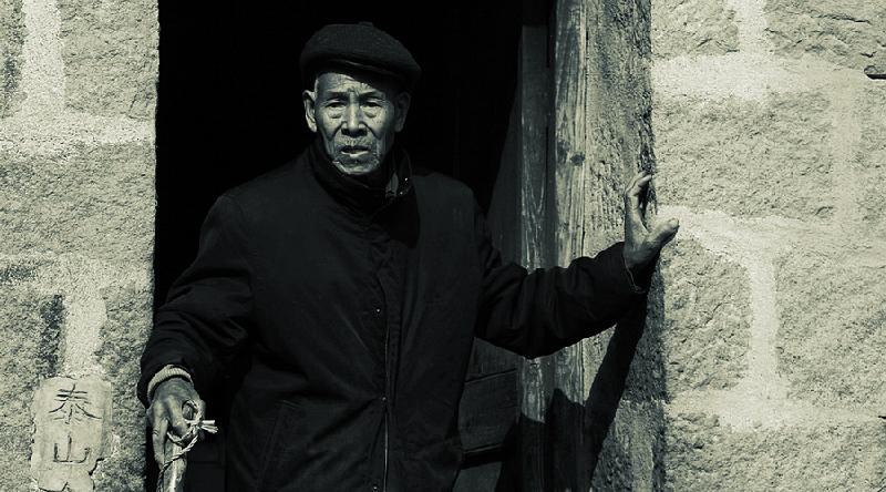 李纪龙 惆怅倚门望远山,龙钟步态日行艰.
