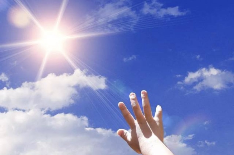 做一个追赶太阳的人 燃起希望对生活的热忱 阳光明媚的时候 面向太阳