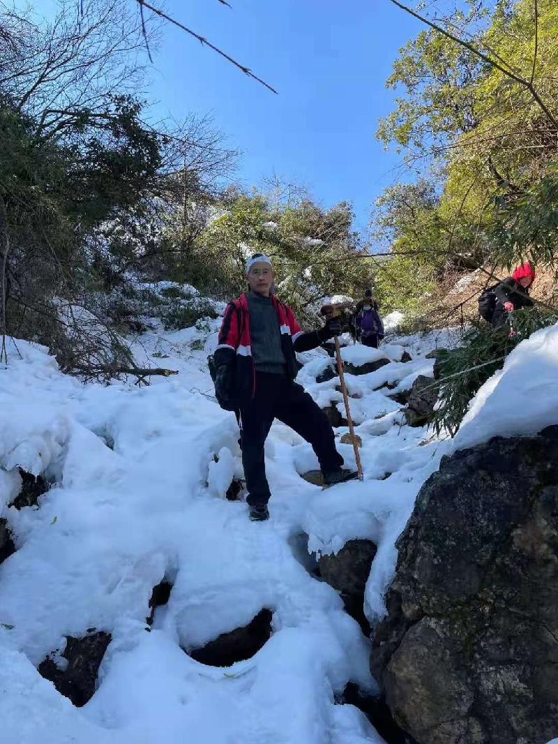 攀崖走壁倒马坎 翻山越岭悟自然 作者: 铁裕 〔云南〕制作 冰心【冰心