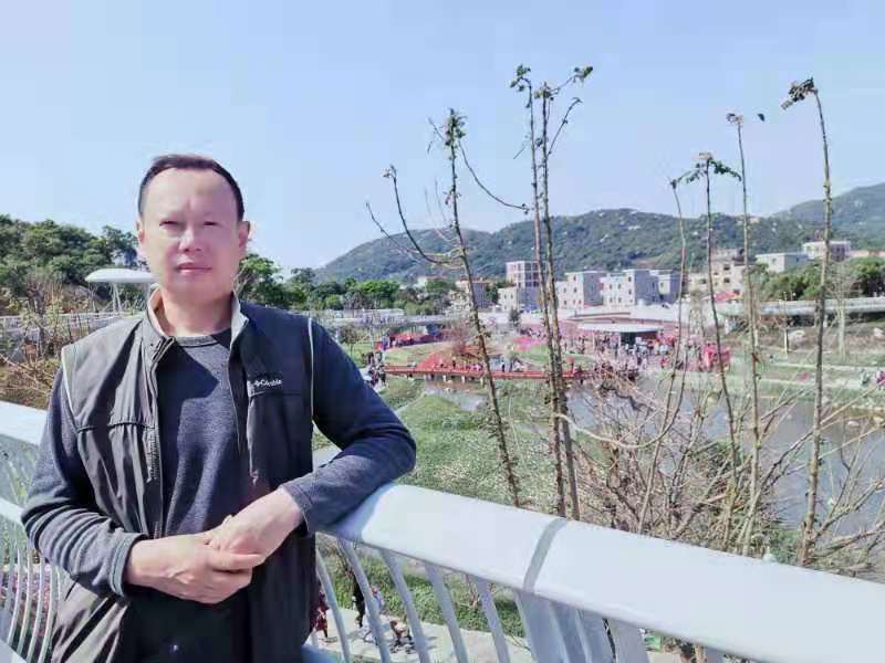 种花的女人 刘合军(江西 在头顶种上竹编的晴雨帽 在骨子里,种上