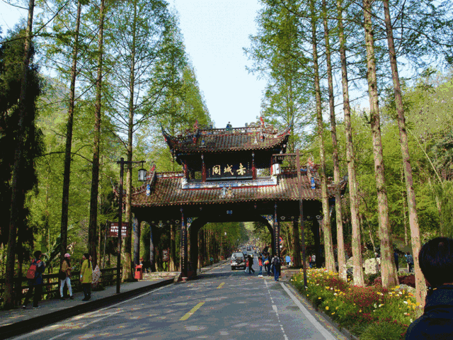 高堂圣萨开颜笑,宝殿钟声绕耳哗.四大名山骤雨遮,烧香拜佛众人车.2.