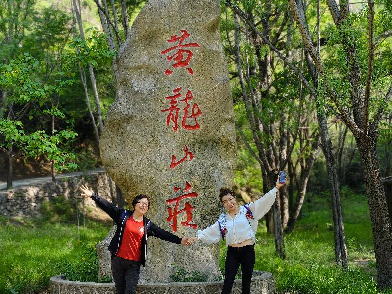 由南向北,依次观赏:卧龙山,山神庙不老榆,柜子山,雨柳奇观,胡神洞,黄