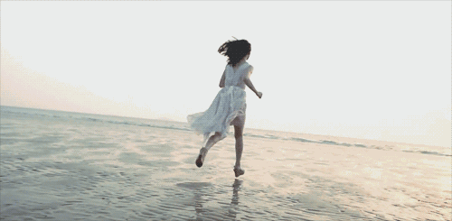 青 春 岁 月 文/connie 站在海边迎著海风的美女 束著比海平线飘得更