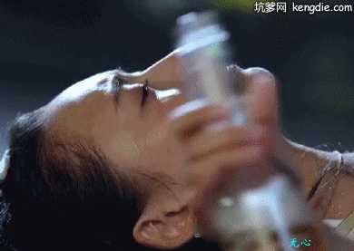 如今只能捧着泛黄的相册 一遍遍地读你 想起曾经的拥有 泪水一次次地