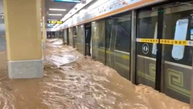 这一场暴雨,把回家的道路隔挡 五号地铁线,洪水漫过了车厢.