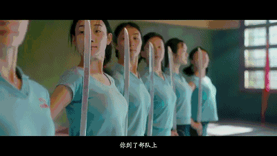 三军方队女兵, 身姿挺拔面容俊美, 铿锵玫瑰气势恢宏; 让人眼前一亮