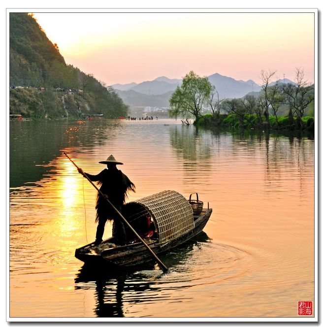 层林霞染夕阳红.水烟漫,鹜翔空.翠山妍影渔舟浪,画图中.