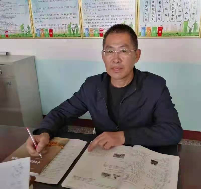 主播简介:馨蕊 辽宁朗协会员,退休高级教师,喜爱徜徉在文字里,体味