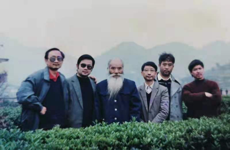 【作者与一代书仙倪为公(左起三)大师以及叙永文化名人聚会水上公园.