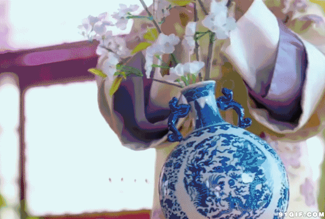 一只摔碎的花瓶              一只精美的花瓶 习惯享受众人的欣赏