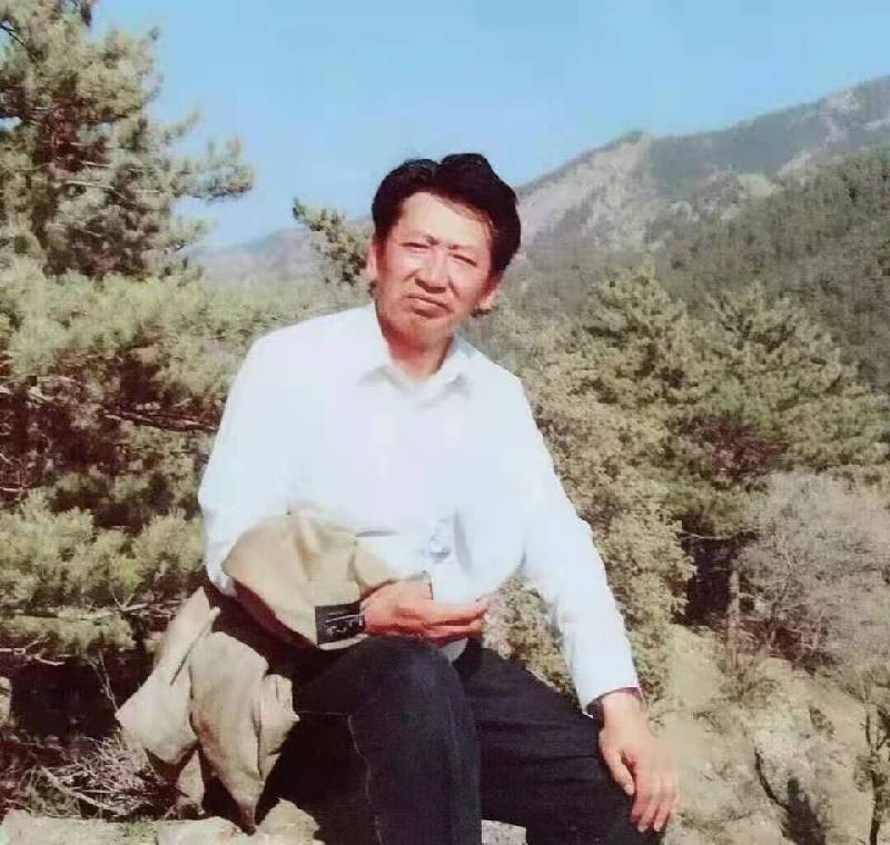 在大青山红色文化公园人民英雄纪念碑前重温入党誓词‖贾志义