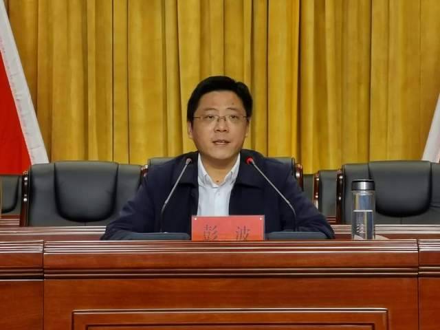 会上,区委副书记,区委政法委书记吴新明解读了华容区2021年全区中心