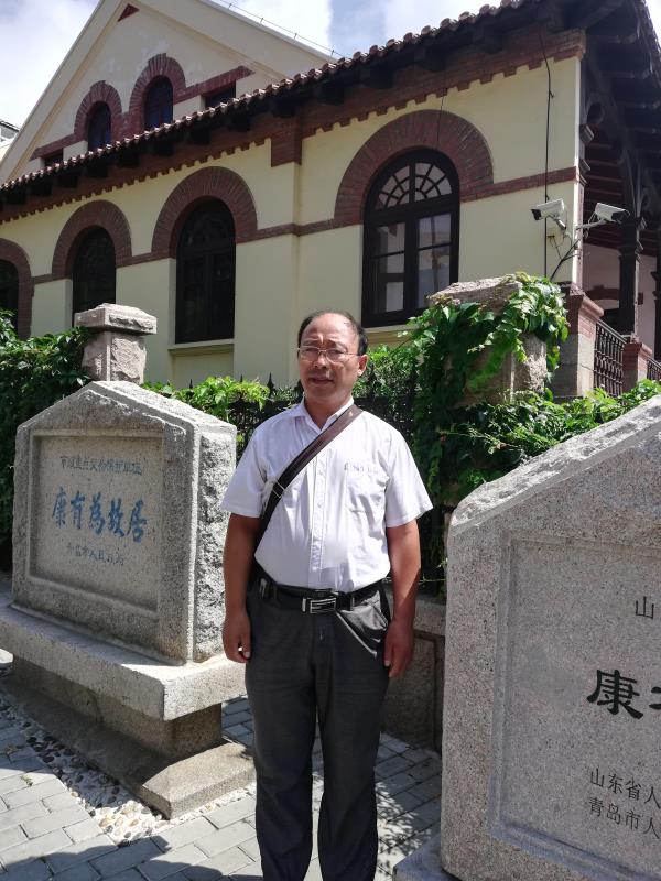丝瓜一架童年近,燕子双巢诗意嘉.  笑语随风山叠翠,归来犹忆碧泉茶.