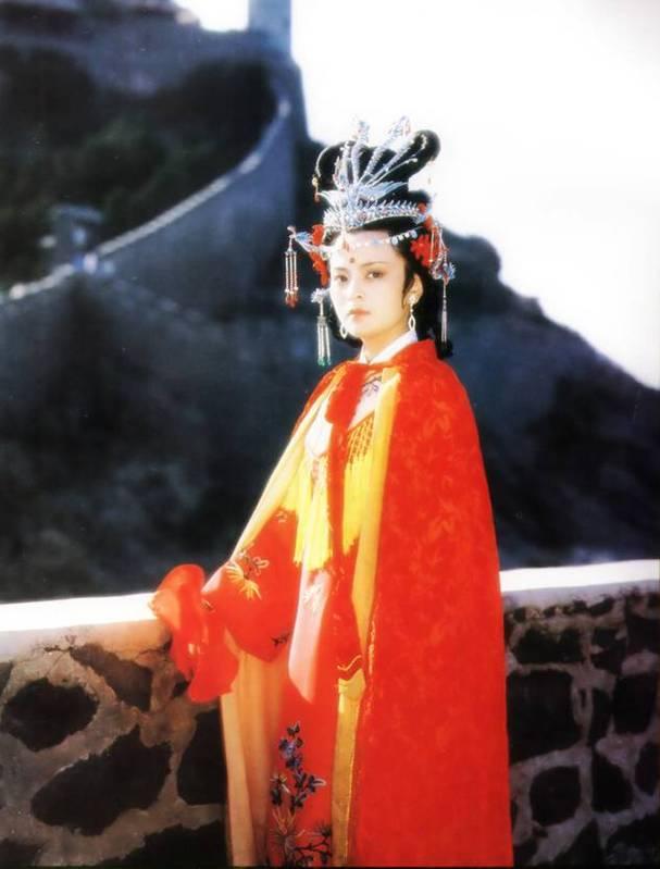 探春 探春非嫡出 她和宝玉同父传 母亲是侍女 虽非正室被高看