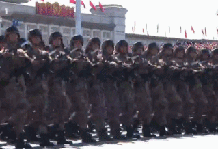 ⑧ 七律  观国庆大阅兵                      举世齐观大阅兵,满怀
