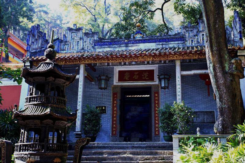 是全国十三大佛教圣地之一,有李公祠,洗石庵,龙华寺,观音岩等