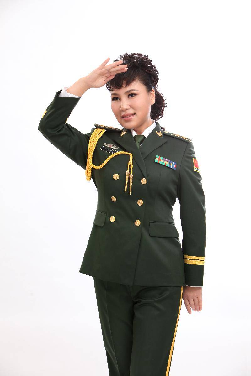 军旅歌唱家乌兰托娅图片