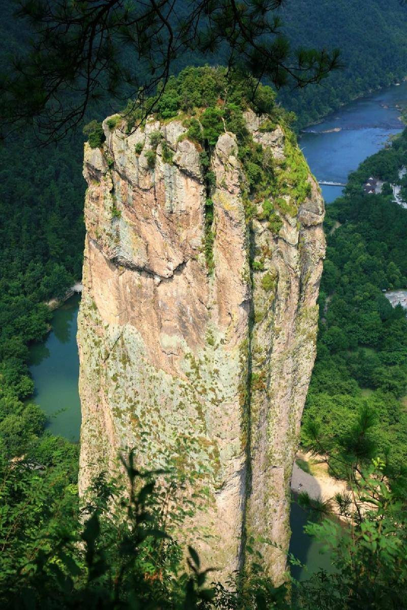 摩旅看天下《风景名胜诗词专辑》七律精选 七律 登步虚山隔岸观鼎湖峰