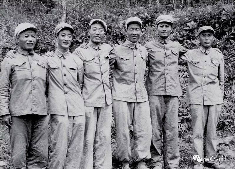 1952年,魏巍(右)在朝鲜三登野战医院访问志愿军模范护士罗克贤.