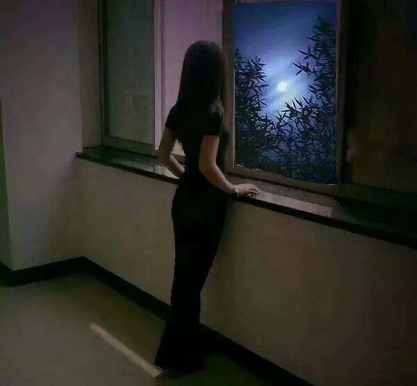 孤独夜晚坐窗前的图片图片