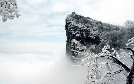 武陵源御筆峰已見雪飄 上午九點,快馬又報 天門山天門洞已見雪舞 上午