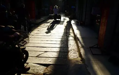 孙双桃老师佳篇推荐 父亲的扁担 精英主播 仁娟 春辉若诗墨飘香文学社第388期(图2)