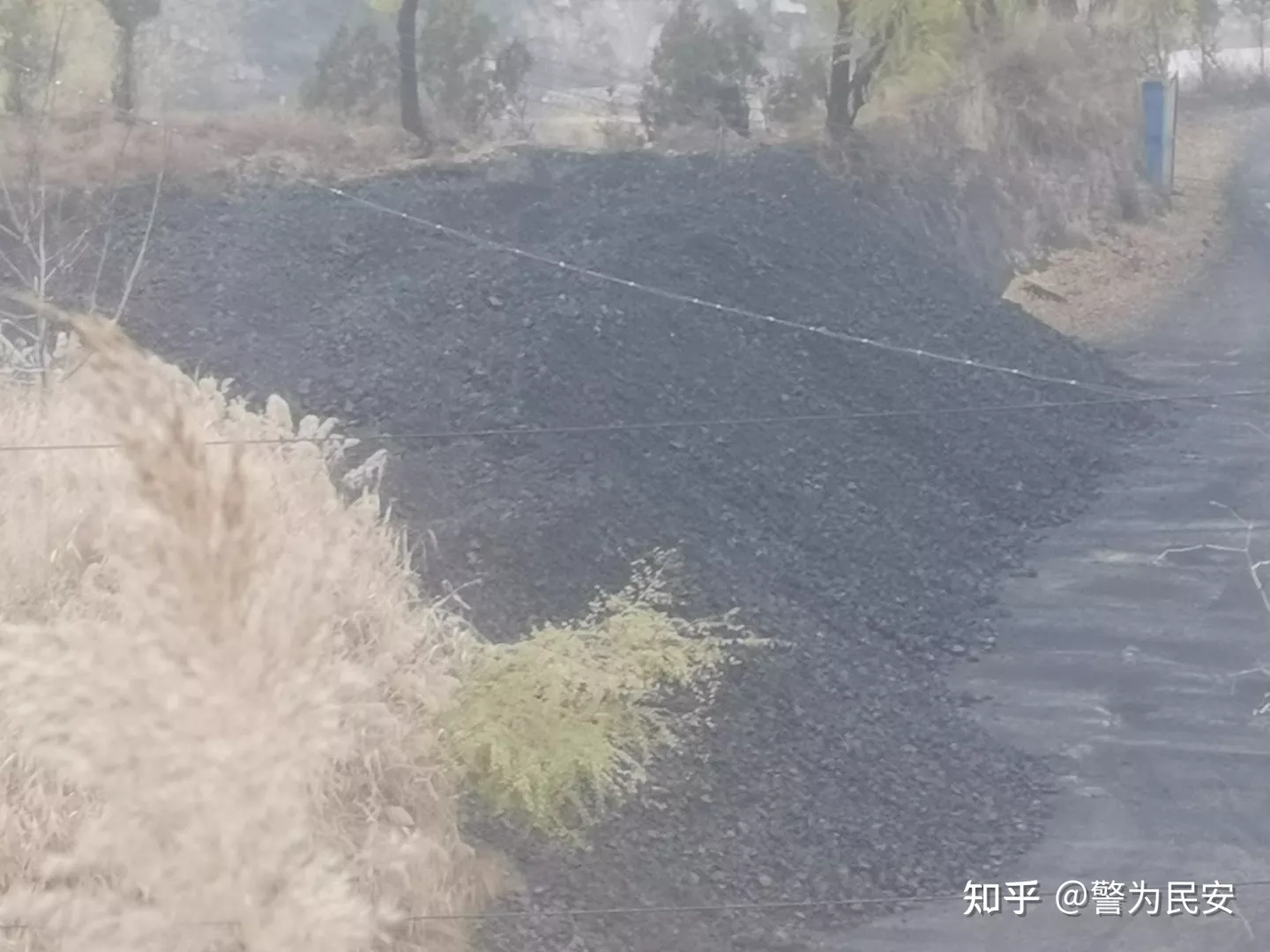 柳林县悦达洗煤厂漏天堆放大量煤污染整个村庄村民叫苦连天无人管?(图3)