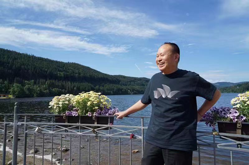 专访新西兰华侨诗人张春台： 永远向前，让生命之光绚烂绽放