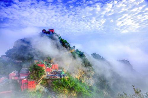 都市名家专栏：沁园春•武当山 // 张建华