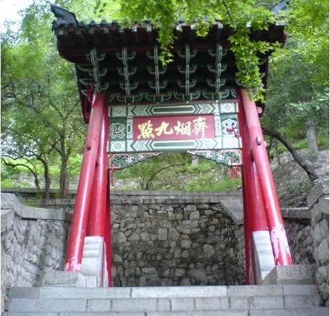 都市名家:齐烟九叠小重山 // 耿建华