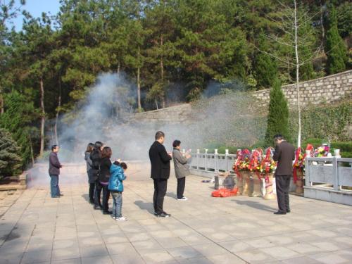 上坟祭拜.jpg