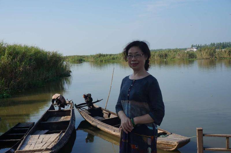 卢凤枝 冉冉云夏景 烈日炎炎热风燥.榴艳红,月华明皎.