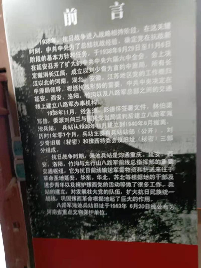 伫立在刘少奇雕塑旁 文‖夏峻(图4)
