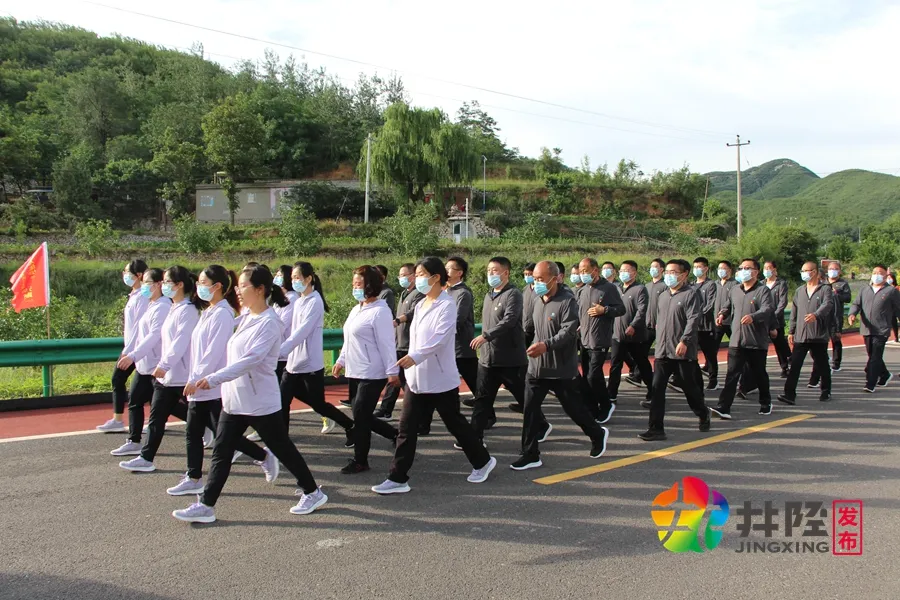 天路精神组诗 | 红旗指引，千人步行 | 图/井陉融媒（图10）