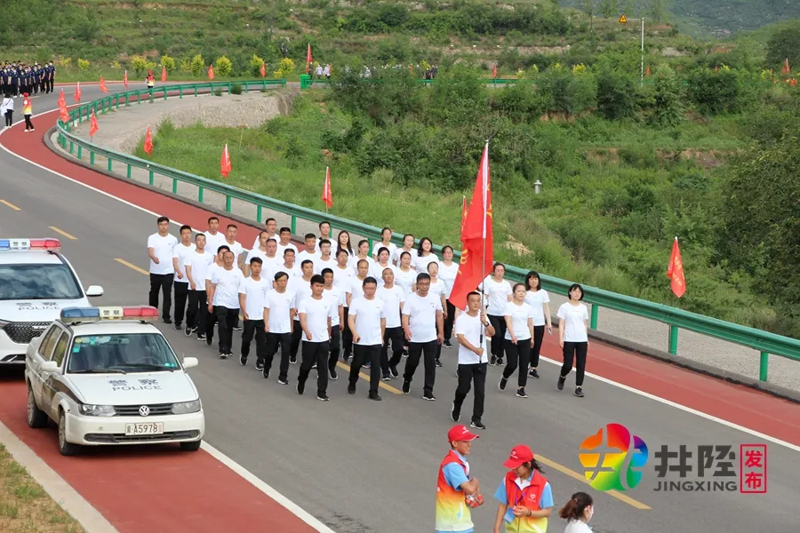 天路精神组诗 | 红旗指引，千人步行 | 图/井陉融媒（图12）