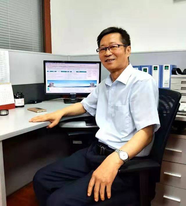 听庄静朗诵《灯塔指路方向明》作者:徐少志